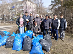 Вторую неделю подряд депутаты выходят на всекузбасский субботник, помогают привести в порядок городские улицы после зимы.